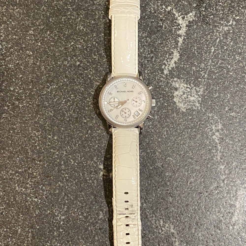 Michael Kors 5049 ladies’ chronograph watch. Embossed genuine leather band.